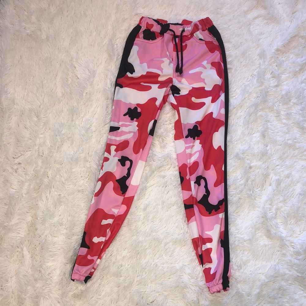 Rue 21 pink and red camo joggers size small